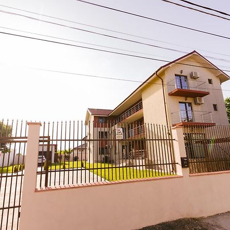 Готель Casa Leahu Костінешть Екстер'єр фото